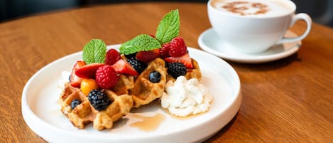 Tägliches nach Wunsch zubereitetes Frühstück gegen Gebühr