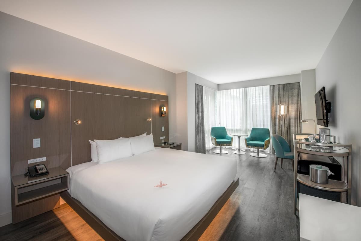 Quarto conforto, 1 cama King | Roupas de cama premium, cofres nos quartos, escrivaninha