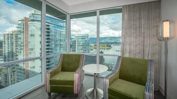 Superior King Room | Premium bedding, in-room safe, desk, blackout drapes