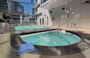 Outdoor pool - Coast Coal Harbour Vancouver Hotel by APA (Vancouver)