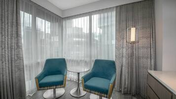 Comfort Room, 1 King Bed | Premium bedding, in-room safe, desk, blackout curtains