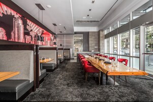 供应早餐、午餐和晚餐