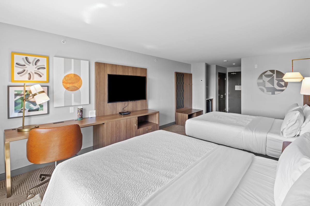 Quarto standard, 2 camas Queen | Banheiro | Chuveiro/banheira combinados, produtos de toalete grƔtis