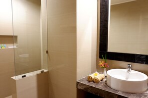 Deluxe Room, 1 Bedroom | Bathroom | Shower, rainfall showerhead, free toiletries, hair dryer - Seminyak Paradiso Hotel (Seminyak)