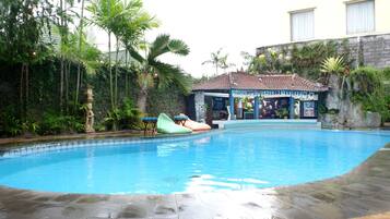 Alberca al aire libre y camastros