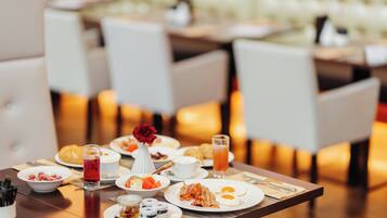 Se ofrece un desayuno bufé todos los días (por un coste adicional)