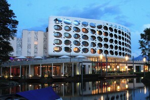 Front of property – evening/night - Seepark Wörthersee Resort (Klagenfurt am Woerthersee)