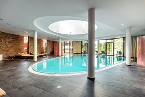 Indoor pool, outdoor pool, pool loungers - Seepark Wörthersee Resort (Klagenfurt am Woerthersee)