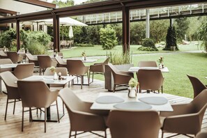 Déjeuner, dîner, souper et brunch servis sur place