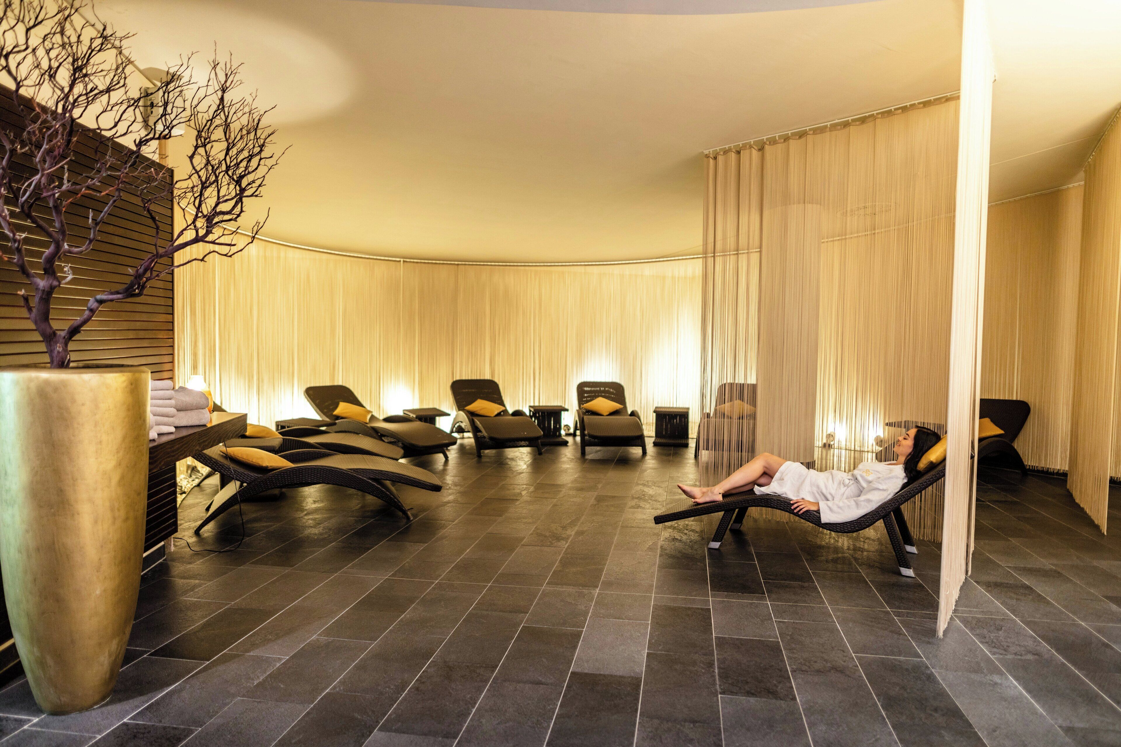 Sauna, dampbad, kropsbehandlinger, hot stone-massage, sportsmassage