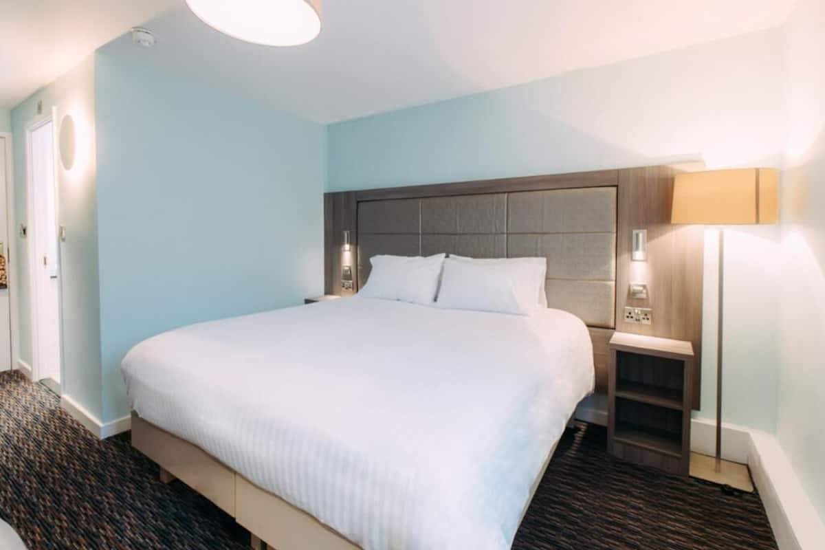 Egyptian cotton sheets, premium bedding, in-room safe, desk