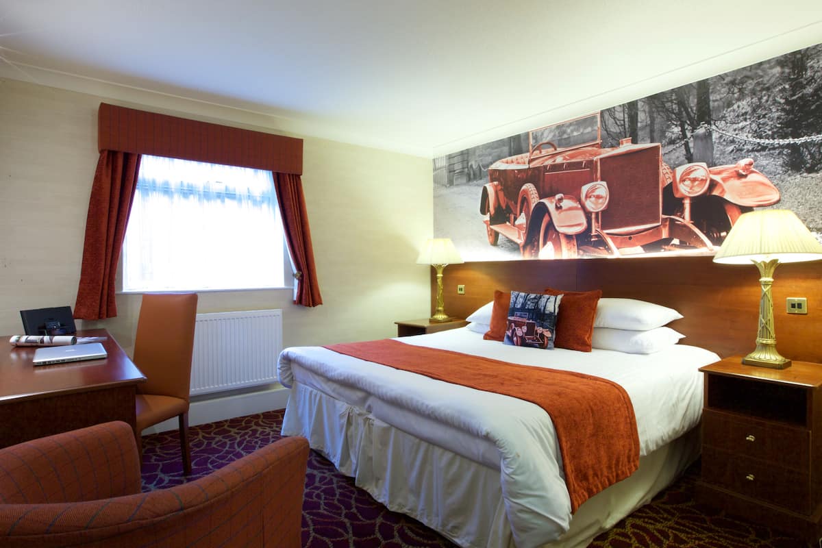 Egyptian cotton sheets, premium bedding, in-room safe, desk