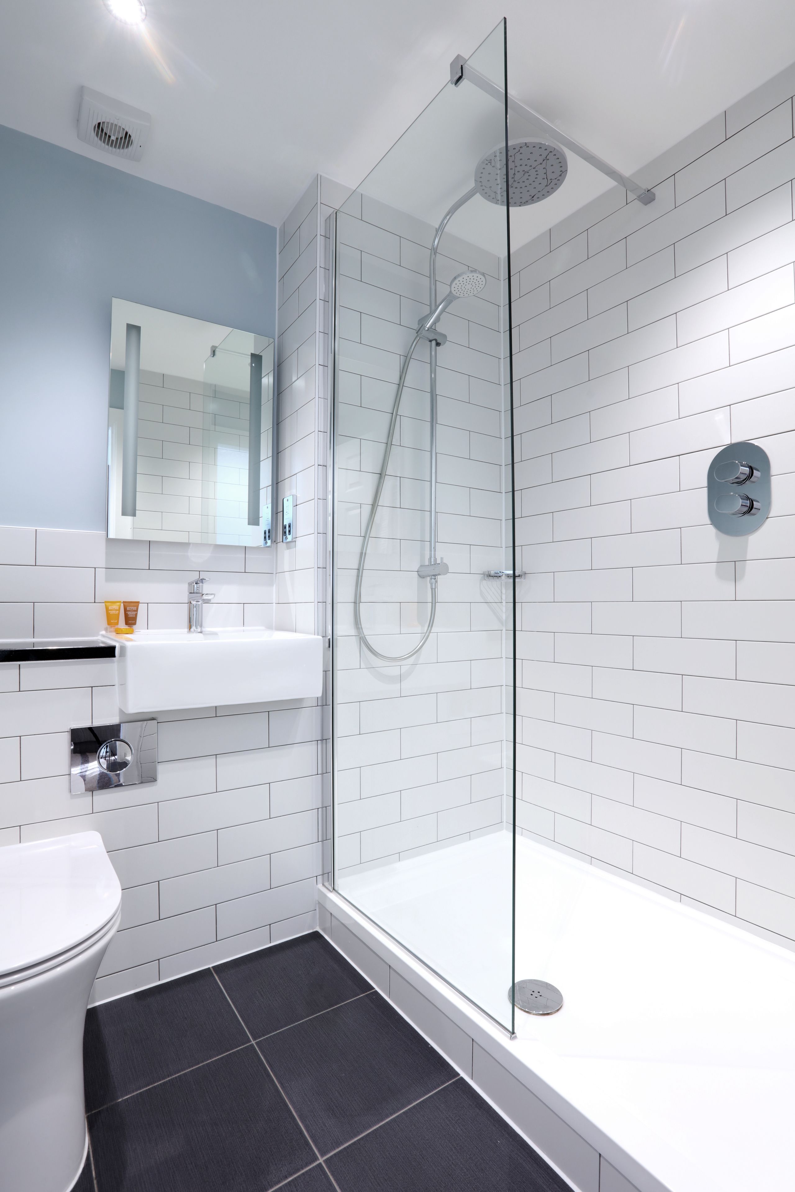 Combined shower/bathtub, free toiletries, hair dryer, towels