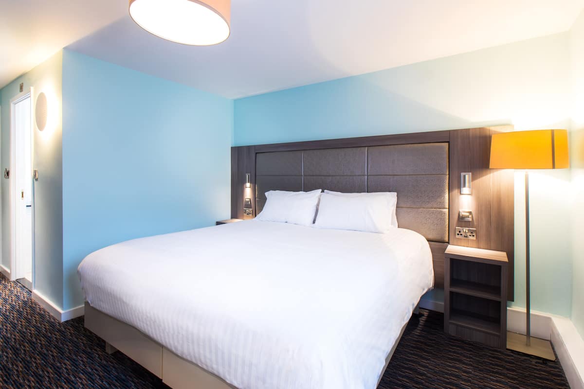 Egyptian cotton sheets, premium bedding, in-room safe, desk