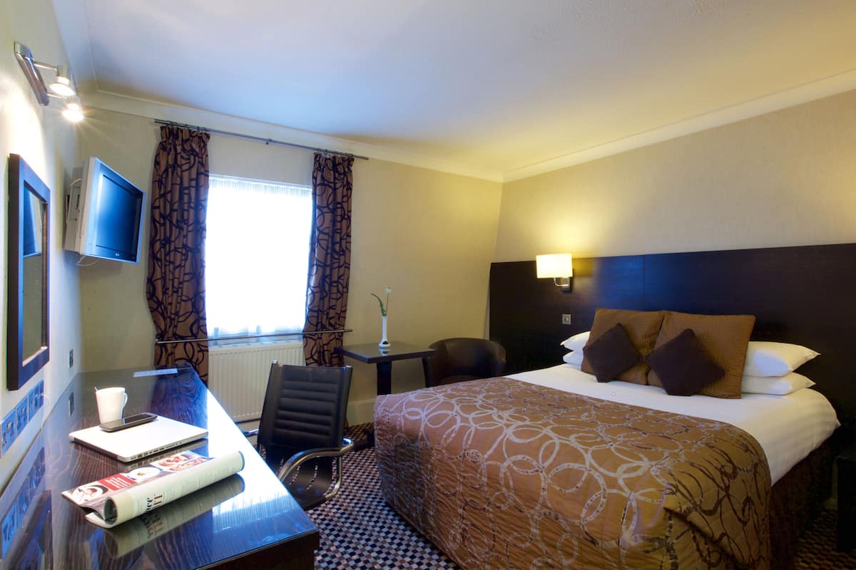Egyptian cotton sheets, premium bedding, in-room safe, desk
