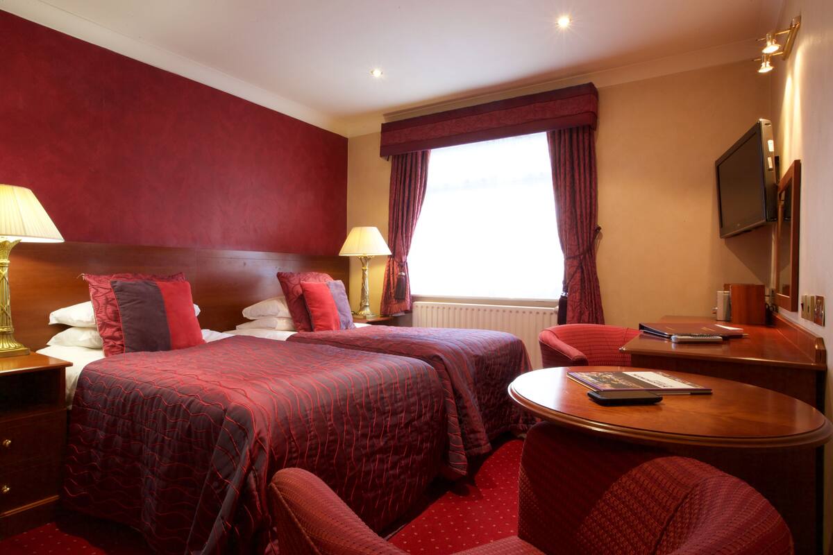 Egyptian cotton sheets, premium bedding, in-room safe, desk