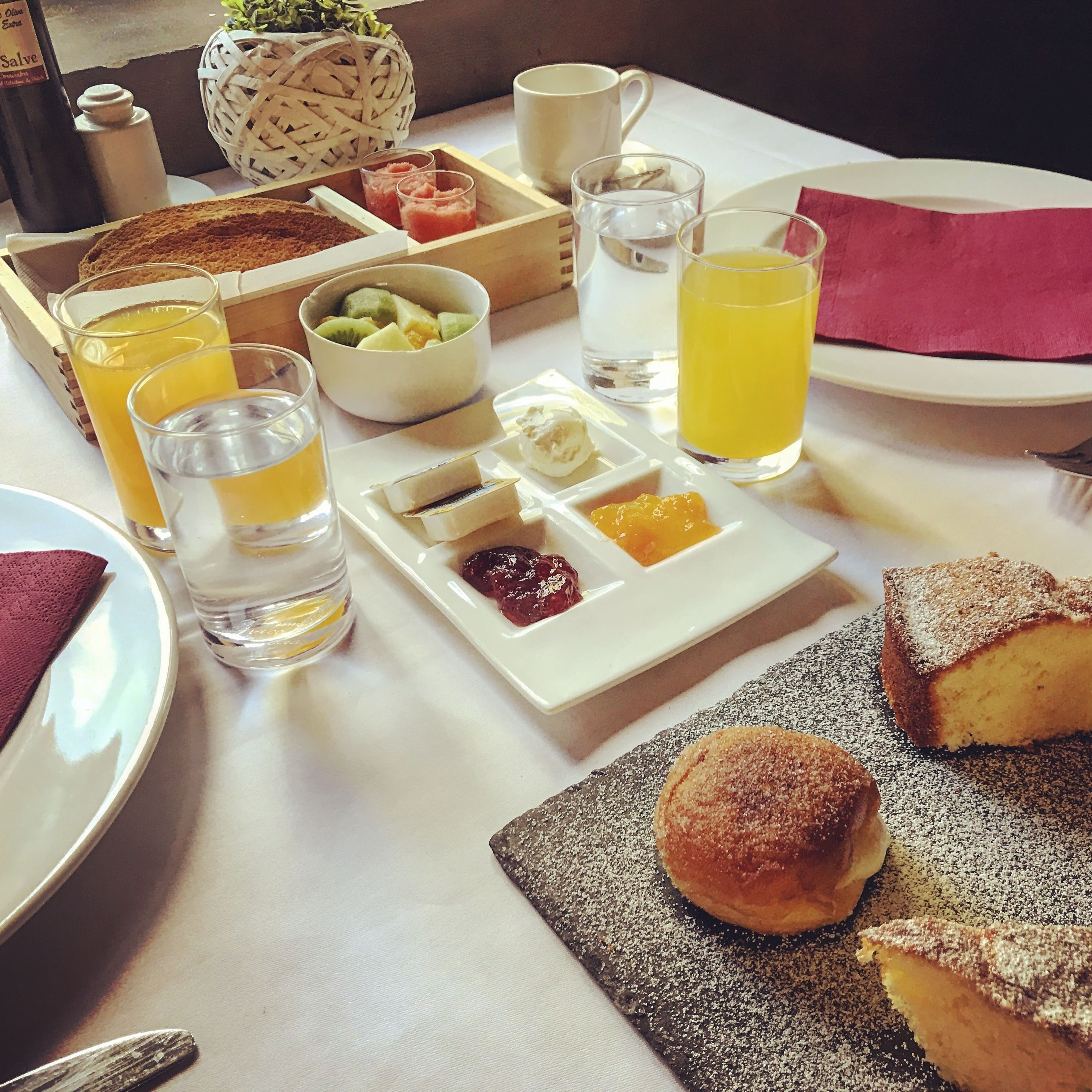 A breakfast setting with various food items and drinks.