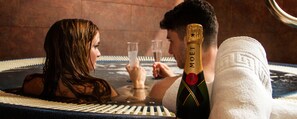 Espace de soins pour les couples, sauna, bain Ă remous, hammam