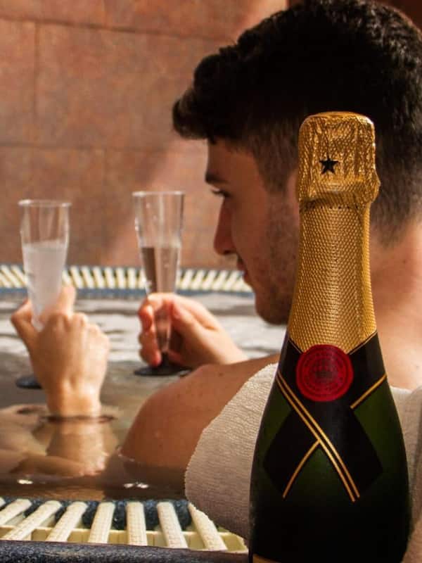 Couples treatment room(s), sauna, hot tub, Turkish bath/hammam