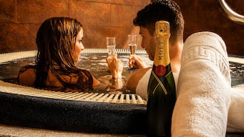 Salas de tratamientos para parejas, sauna, bañera de hidromasaje
