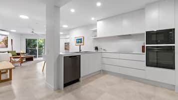 Apartamento standard, 3 quartos | Cozinha privada | Geladeira grande, micro-ondas, fogão, cooktop