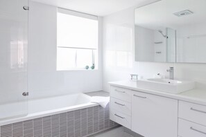 Departamento estándar, 3 habitaciones | Baño | Tina con regadera, amenidades de baño gratuitas, secadora de cabello 
