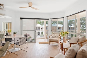 55-cm Smart TV with digital channels, TV - Serenity Apartments Noosa (Noosa Heads)