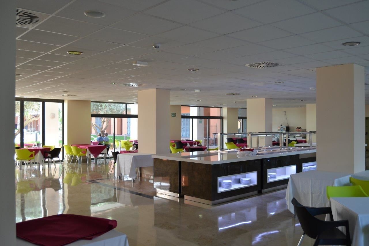 Petit déjeuner, déjeuner et dîner servis sur place, vue sur la piscine