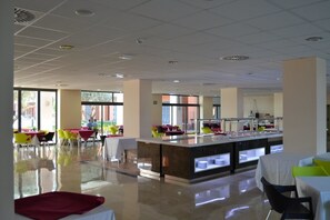 供应早餐、午餐和晚餐,地中海菜,泳池景观