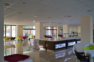 Se sirven desayunos y cocina mediterránea, con vista a la piscina 