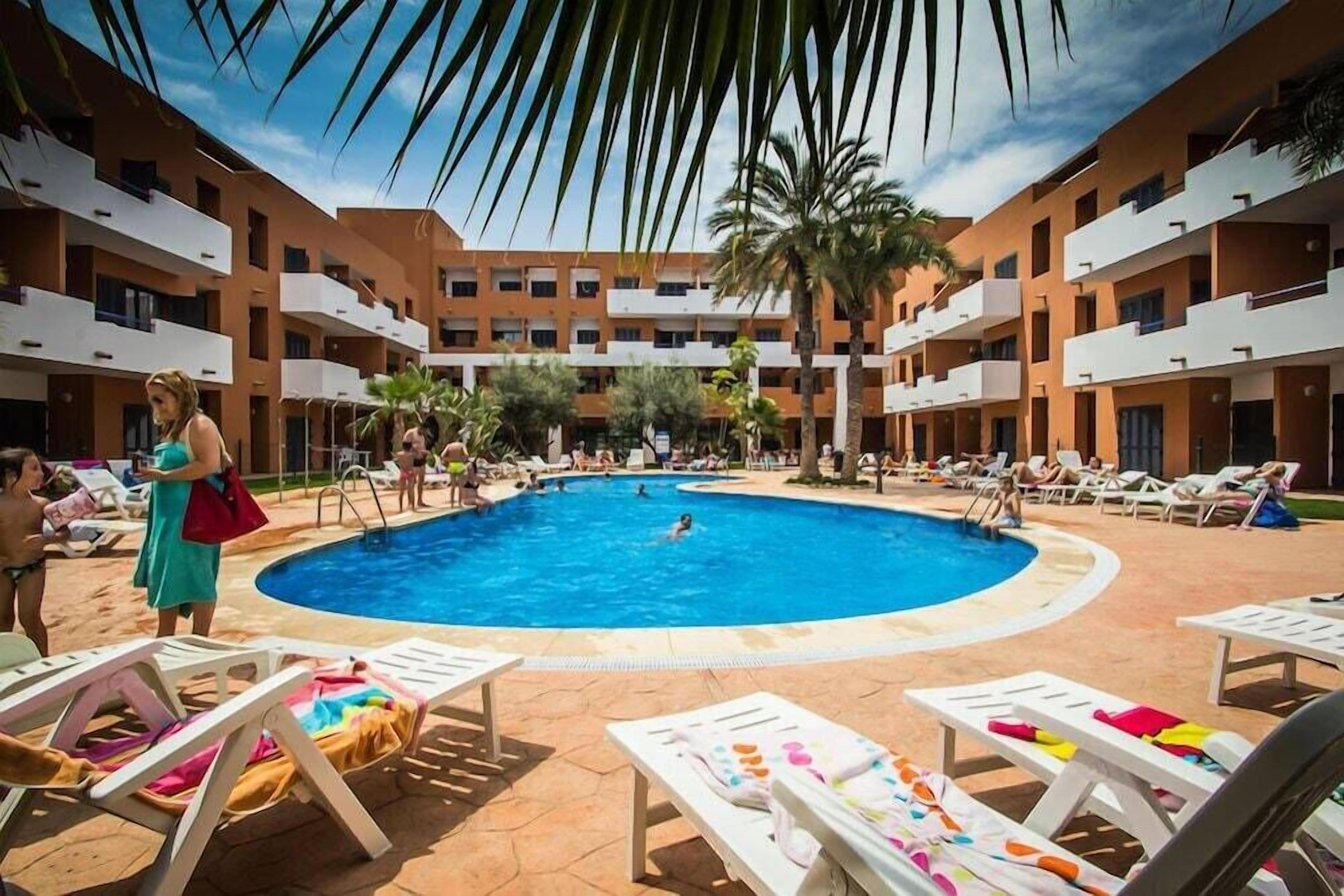 3 ulkouima-allasta, aurinkovarjoja, aurinkotuoleja