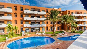 3 buitenzwembaden, parasols voor strand/zwembad