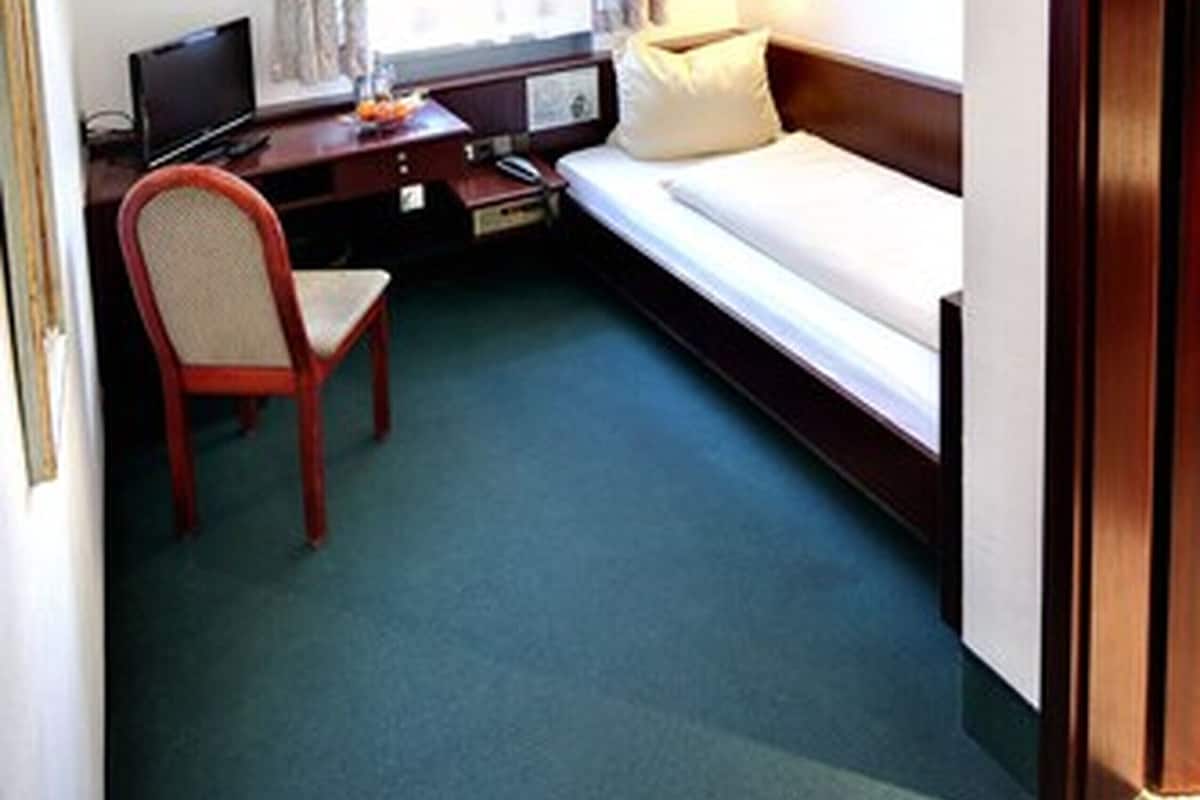Single Room | Hypo-allergenic bedding available, down comforters, bed sheets