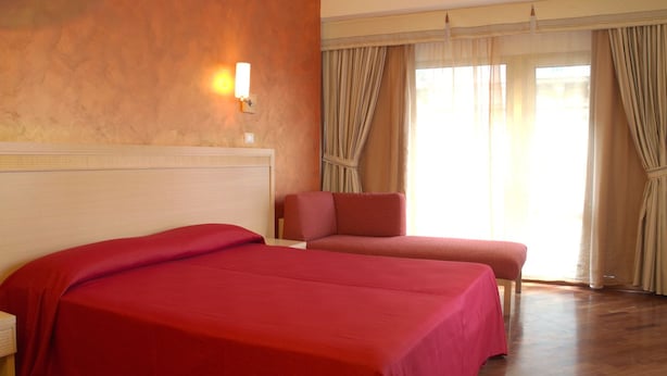 A hotel room with two beds, a sofa, and a large window with curtains. - Hotel Catania Town (Catania)