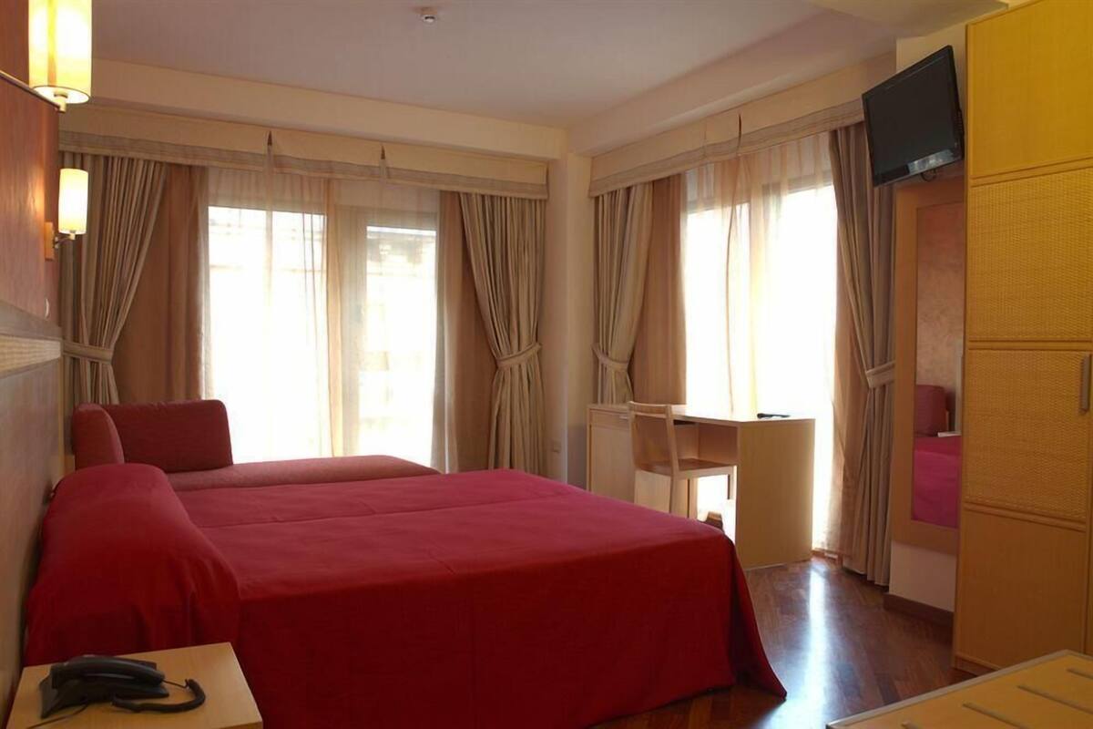 Chăn bông, minibar, két bảo mật tại phòng, bàn 