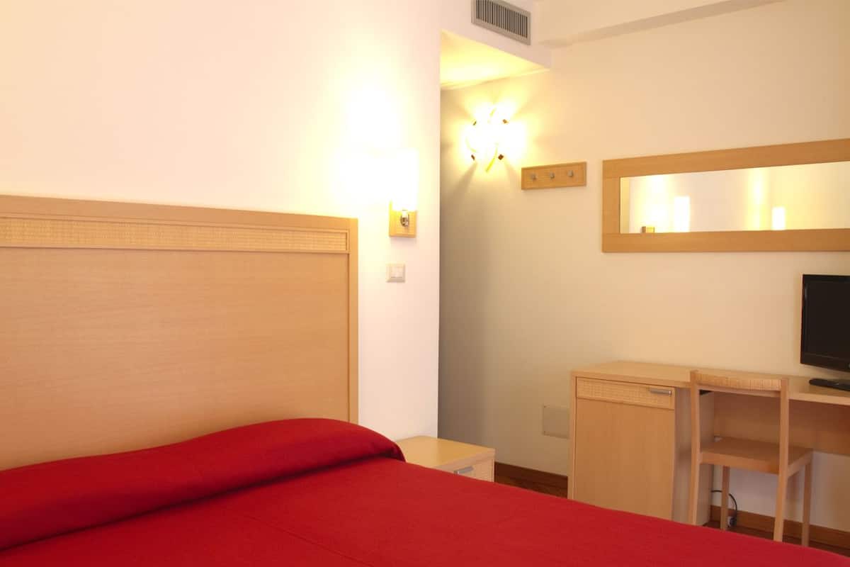 Chăn bông, minibar, két bảo mật tại phòng, bàn 