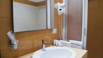 Douche, articles de toilette gratuits, sĂšche-cheveux, bidet