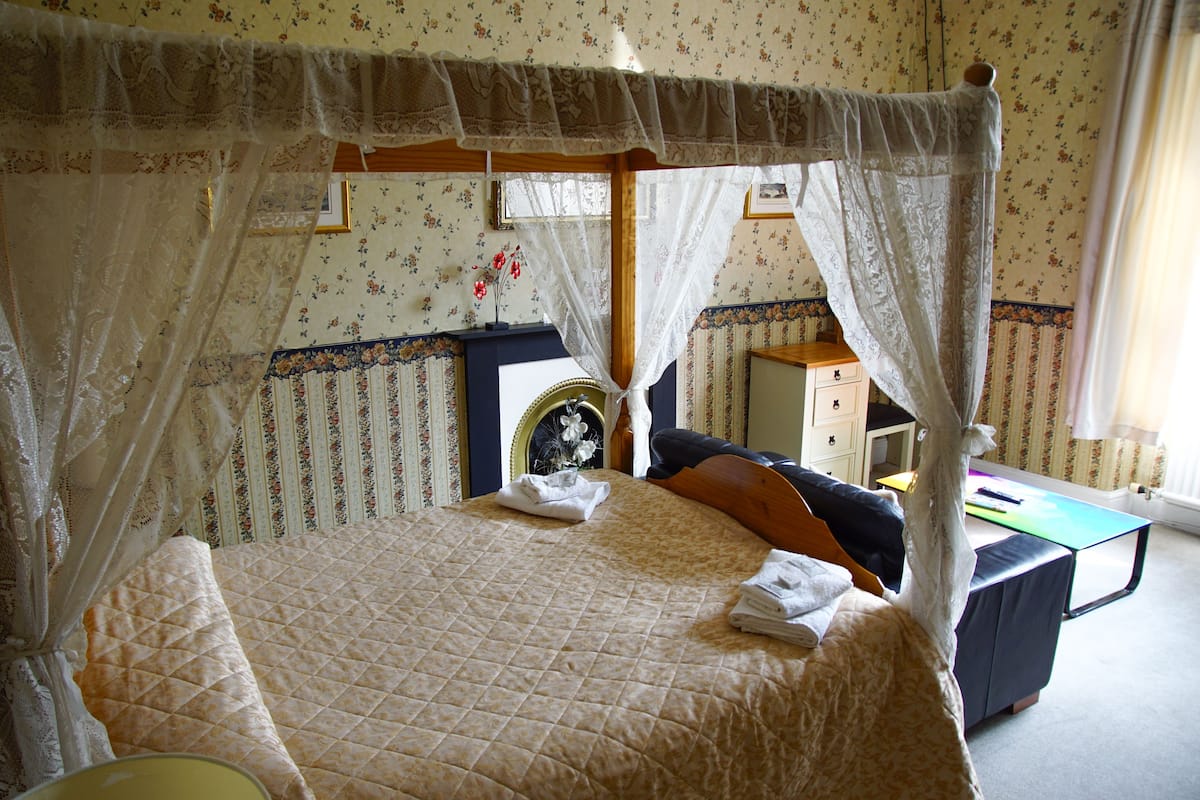 Four-Poster Room | Desk, iron/ironing board (on request), WiFi (free), bed sheets