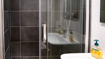 Double Room, 1 Double Bed, Ensuite | Bathroom | Hair dryer, towels