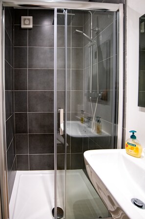 Double Room, 1 Katil Kelamin (Double), Ensuite | Bilik Mandi | Pengering rambut, tuala disediakan 