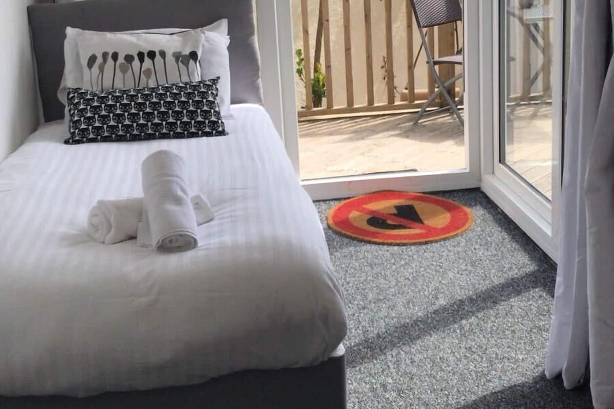 Quarto solteiro básico, 1 cama de solteiro, suíte | Quartos à prova de som, ferros/tábuas de passar roupa, Wi-Fi de cortesia