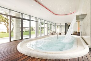 Couples treatment room(s), sauna, hot tub, steam room