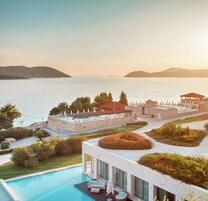 Piscina interna, 3 piscinas externas, guarda-sóis, espreguiçadeiras