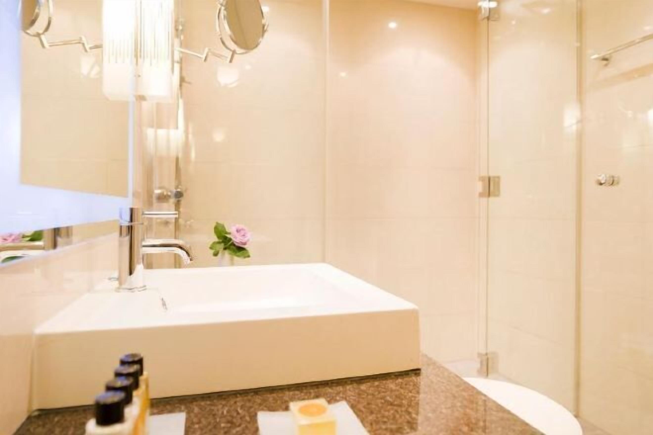 Bathroom | Combined shower/tub, free toiletries, hair dryer, bathrobes