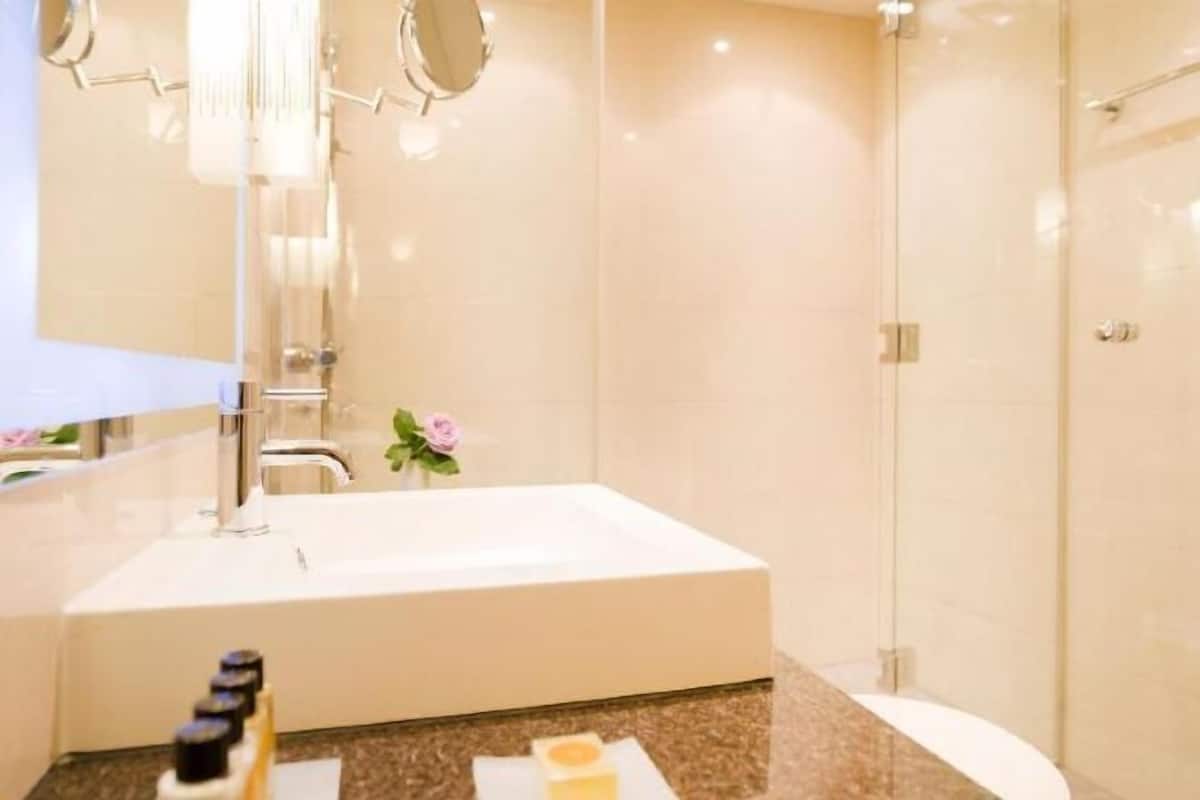 Bathroom | Combined shower/tub, free toiletries, hair dryer, bathrobes