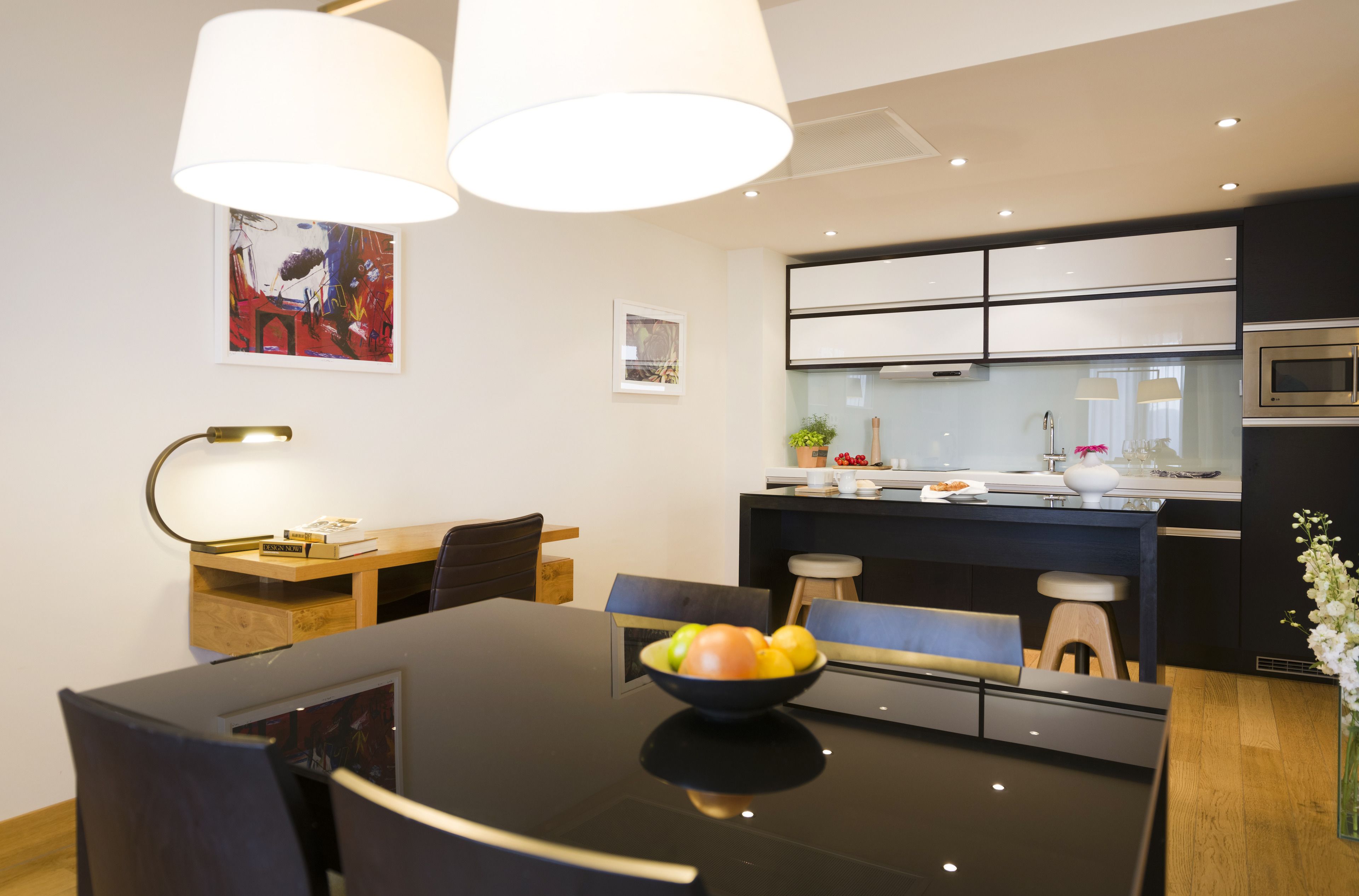 Une cuisine moderne avec un coin repas.