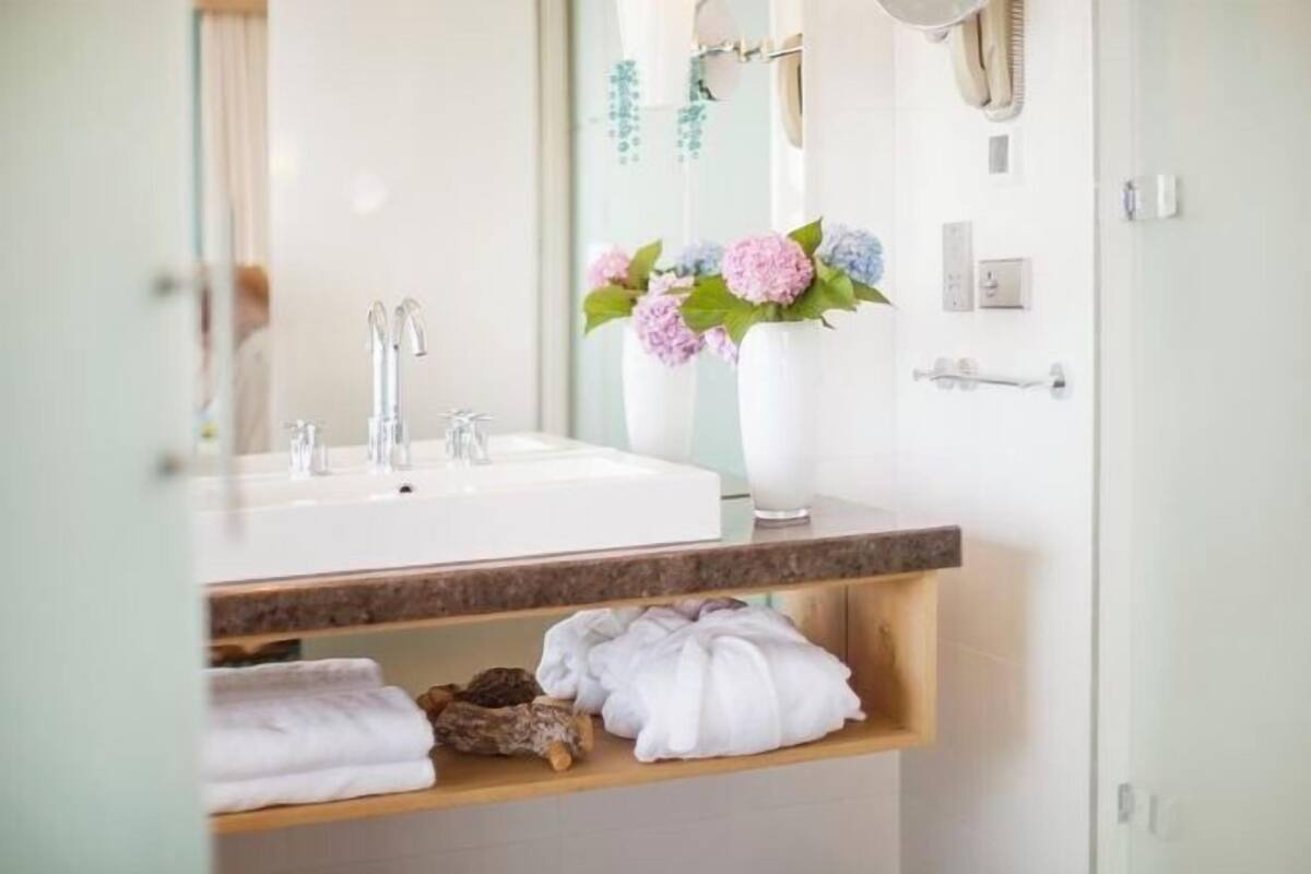 Bathroom | Combined shower/tub, free toiletries, hair dryer, bathrobes
