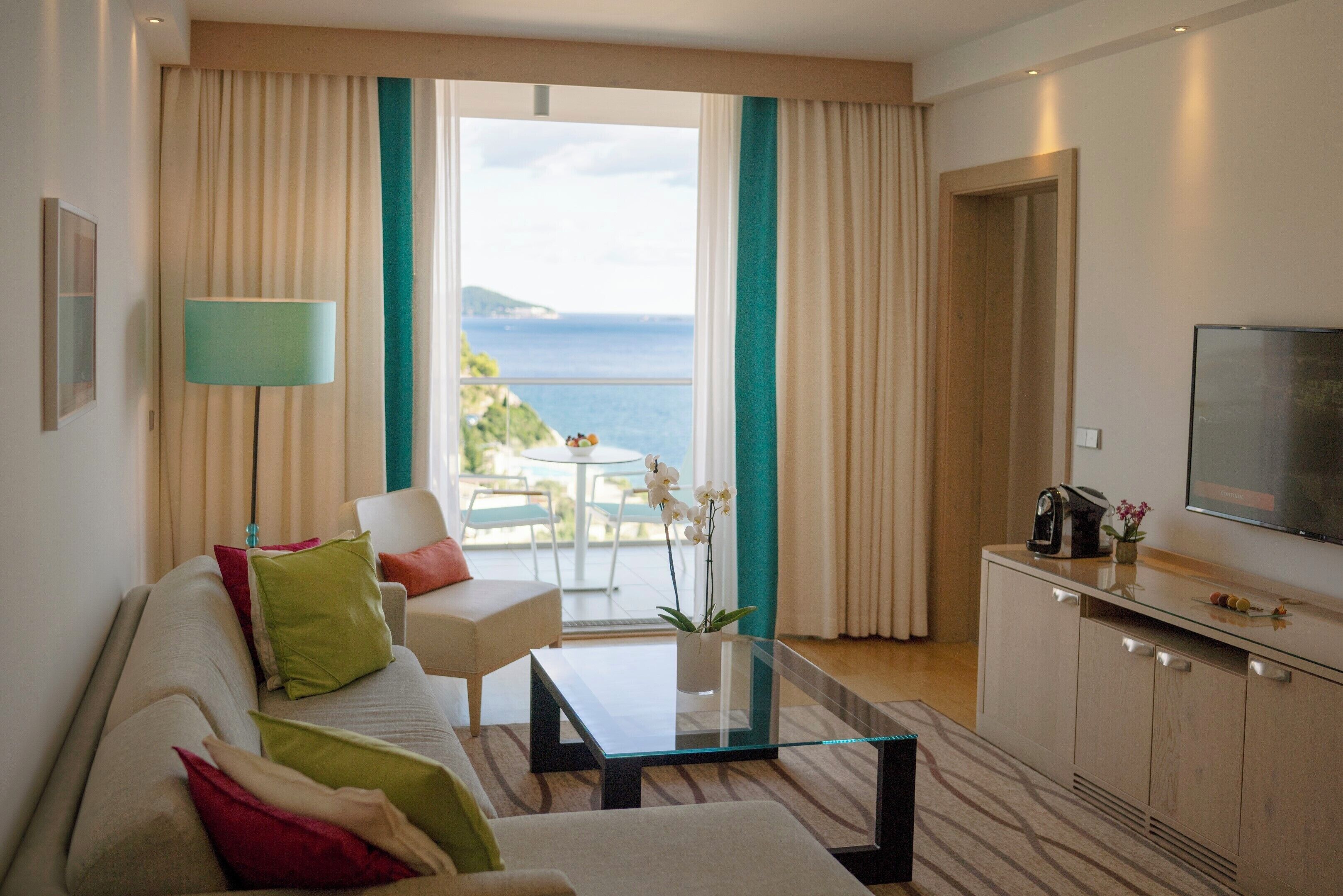 Club Suite | Premium bedding, minibar, in-room safe, individually furnished