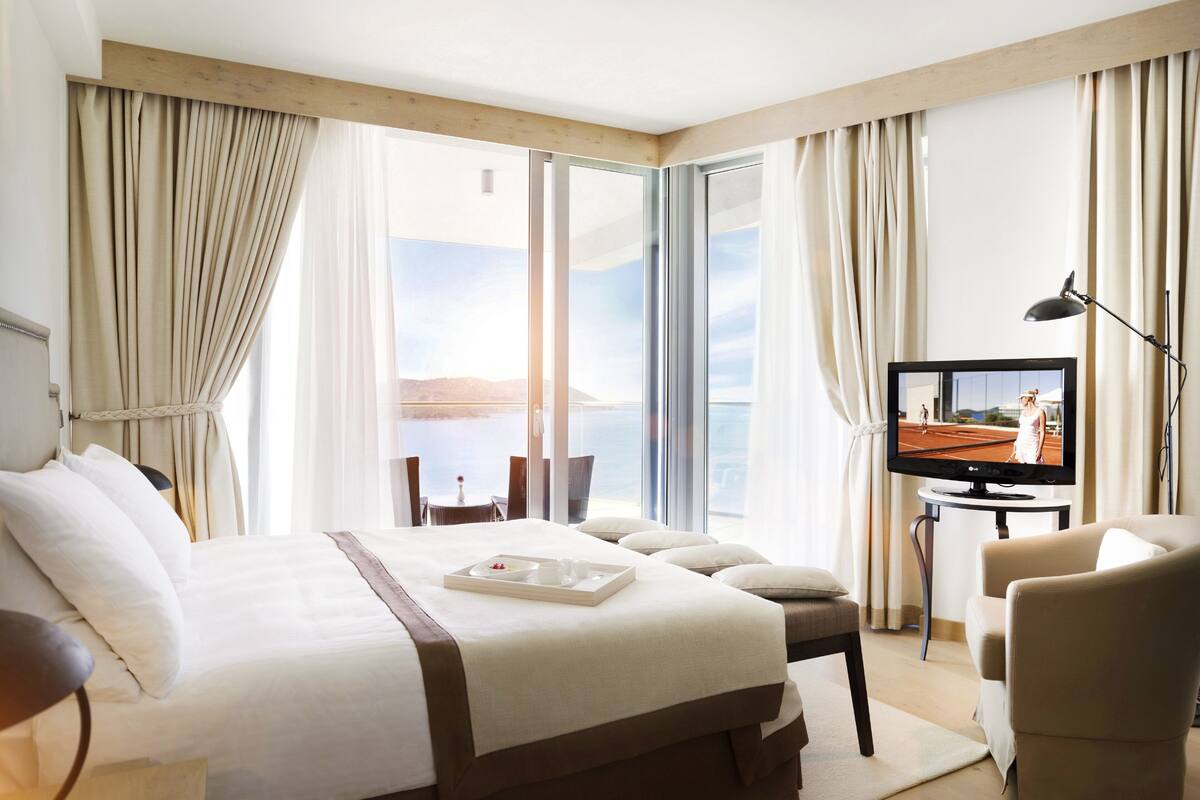 2 bedrooms, premium bedding, minibar, in-room safe