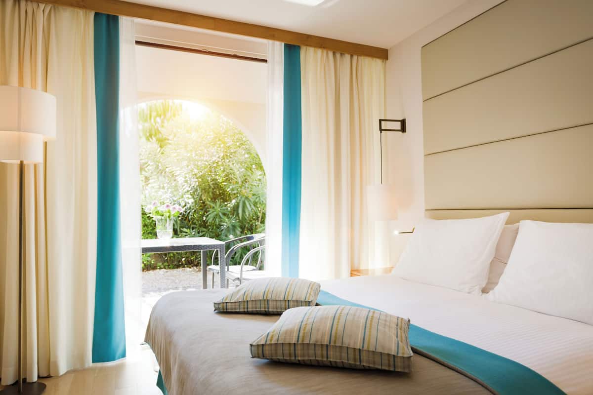 2 bedrooms, premium bedding, minibar, in-room safe